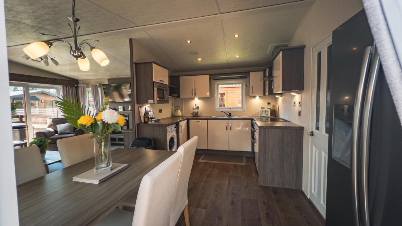 Hazel Oaks, Beautiful Lodge With Hot Tub - Sleeps 6 - Felmoor Park Morpeth Exterior photo