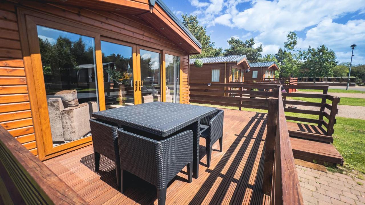 Hazel Oaks, Beautiful Lodge With Hot Tub - Sleeps 6 - Felmoor Park Morpeth Exterior photo