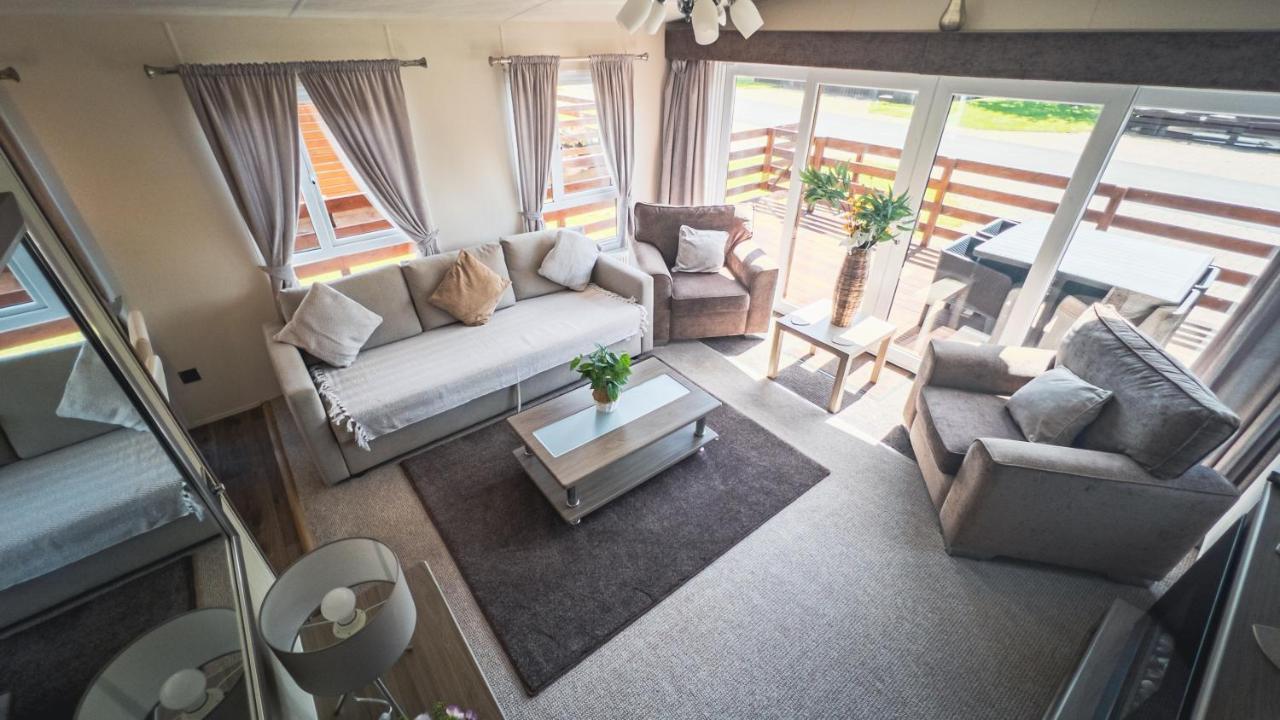 Hazel Oaks, Beautiful Lodge With Hot Tub - Sleeps 6 - Felmoor Park Morpeth Exterior photo